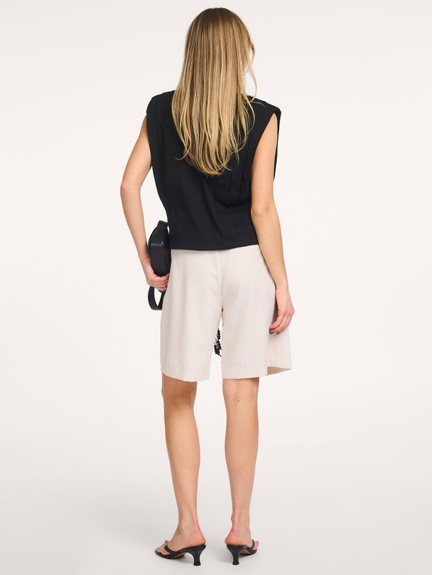 Ontdek de Tenga viscosemix bermuda short van Co'Couture in de kleur Ecru bij Orangebag. Op werkdagen voor 21:45 besteld, morgen in huis.