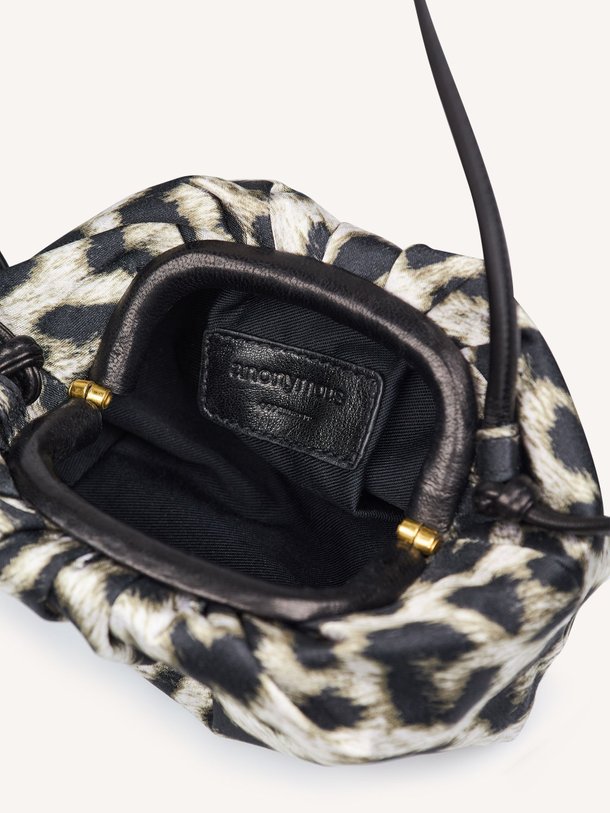 Ontdek de Lederen leopard crossbody tas van Anonymous Copenhagen in de kleur zwart bij Orangebag. Op werkdagen voor 21:45 besteld, morgen in huis.