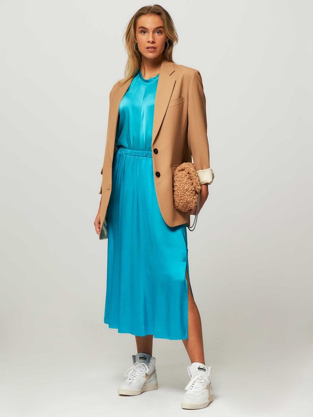 Ontdek de Zijden A-lijn stretch rok van forte_forte in de kleur blauw bij Orangebag. Op werkdagen voor 21:45 besteld, morgen in huis.