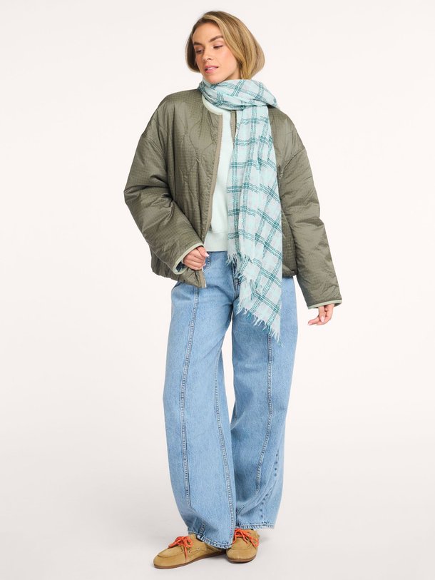 Ontdek de Highland geweven gewatteerde reversible jas van Bellerose in de kleur Groen bij Orangebag. Op werkdagen voor 21:45 besteld, morgen in huis.