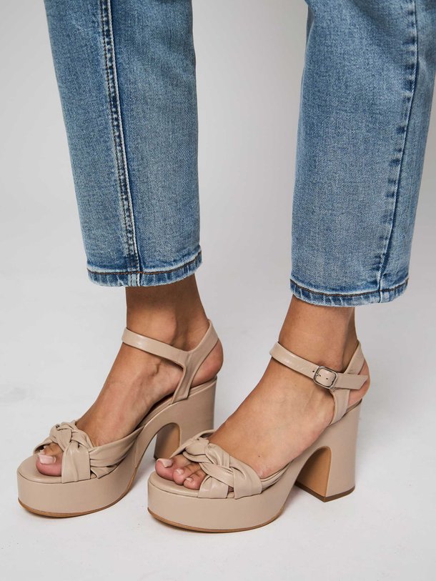 Ontdek de Milan lederen plateau sandalen van Ivylee Copenhagen in de kleur zand bij Orangebag. Op werkdagen voor 21:45 besteld, morgen in huis.