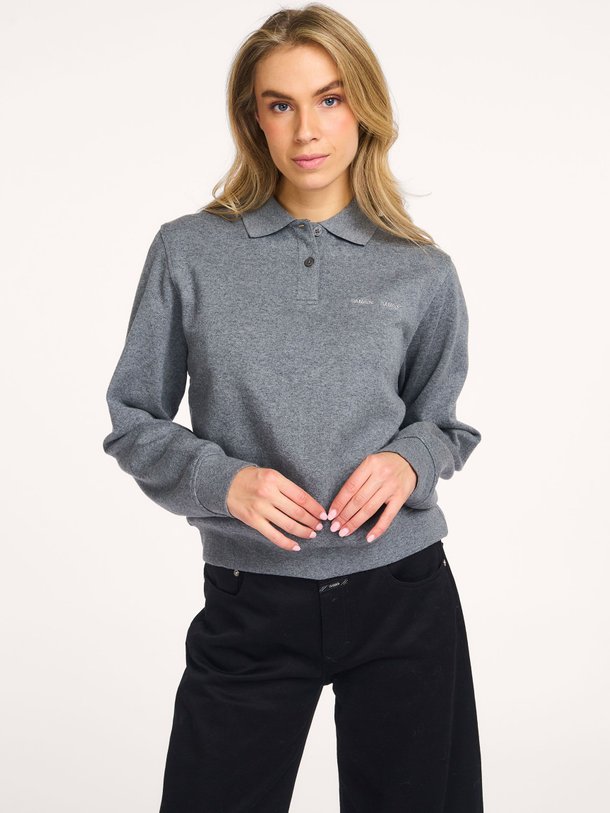 Ontdek de Sadory organic cotton gemêleerde polo trui van Samsoe Samsoe in de kleur Grijs bij Orangebag. Op werkdagen voor 21:45 besteld, morgen in huis.