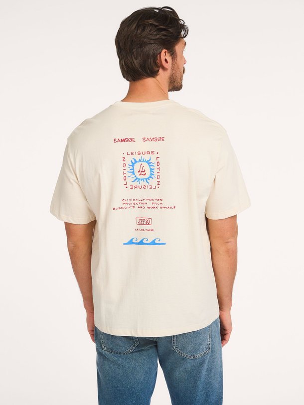 Ontdek de Sagergei organic cottonmix T-shirt van Samsoe Samsoe in de kleur Naturel bij Orangebag. Op werkdagen voor 21:45 besteld, morgen in huis.