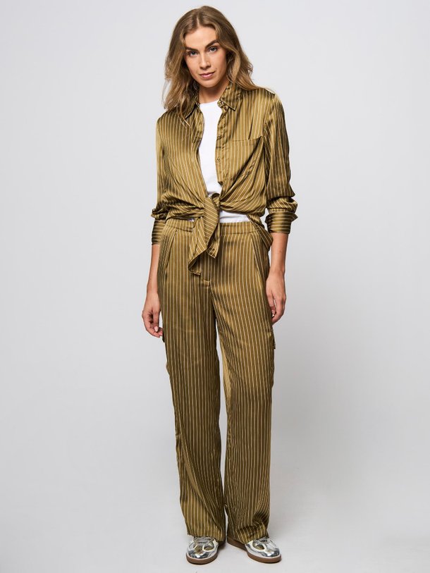 Ontdek de Harlow geweven krijtstreep broek van Dante 6 in de kleur groen bij Orangebag. Op werkdagen voor 21:45 besteld, morgen in huis.