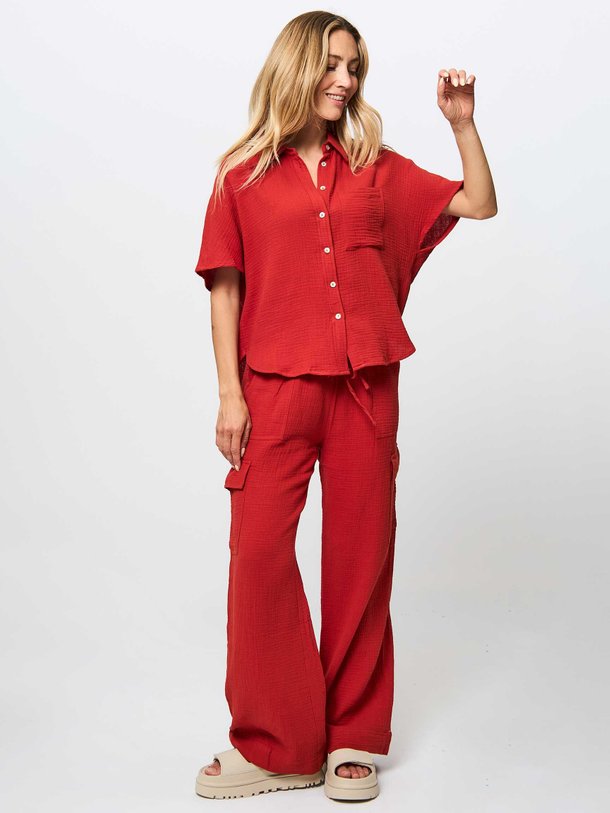 Ontdek de Alena katoenen cargo broek met structure van Frnch in de kleur rood bij Orangebag. Op werkdagen voor 21:45 besteld, morgen in huis.