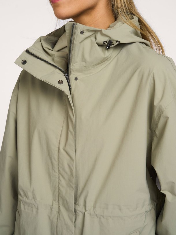 Ontdek de Roomy Long Tube geweven technische parka van Welter Shelter in de kleur Lichtgroen bij Orangebag. Op werkdagen voor 21:45 besteld, morgen in huis.