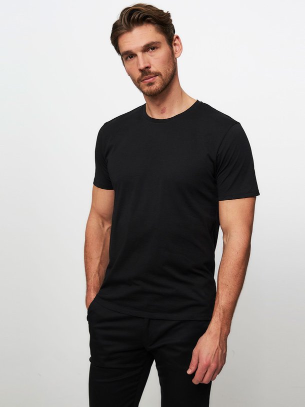 Ontdek de Kronos organic cotton T-shirt van Samsoe Samsoe in de kleur zwart bij Orangebag. Op werkdagen voor 21:45 besteld, morgen in huis.