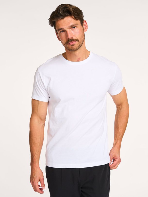 Ontdek de Kronos organic cotton T-shirt van Samsoe Samsoe in de kleur wit bij Orangebag. Op werkdagen voor 21:45 besteld, morgen in huis.