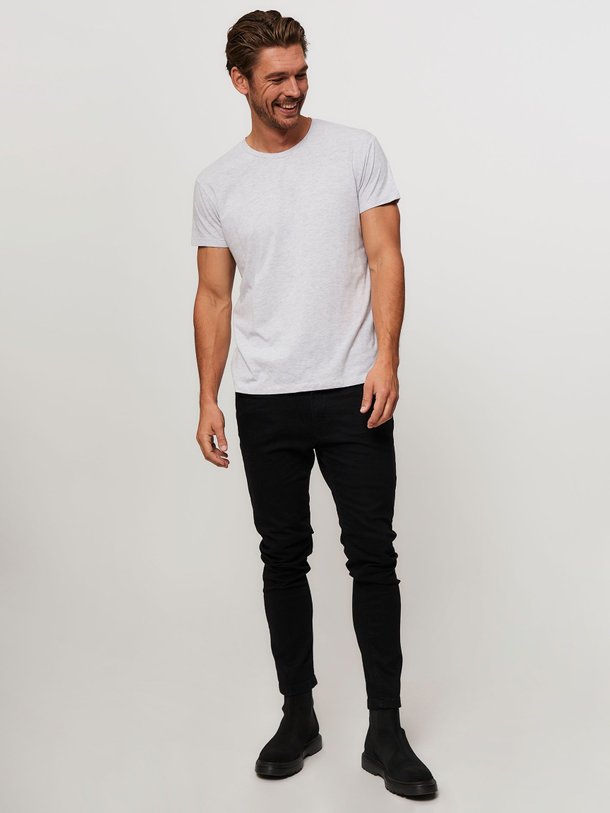 Ontdek de Kronos organic cottonmix gemeleerd T-shirt van Samsoe Samsoe in de kleur lichtgrijs bij Orangebag. Op werkdagen voor 21:45 besteld, morgen in huis.