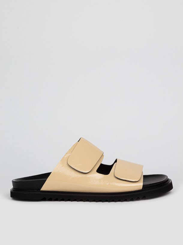 Ontdek de Dawn laklederen slippers van Ivylee Copenhagen in de kleur zand bij Orangebag. Op werkdagen voor 21:45 besteld, morgen in huis.