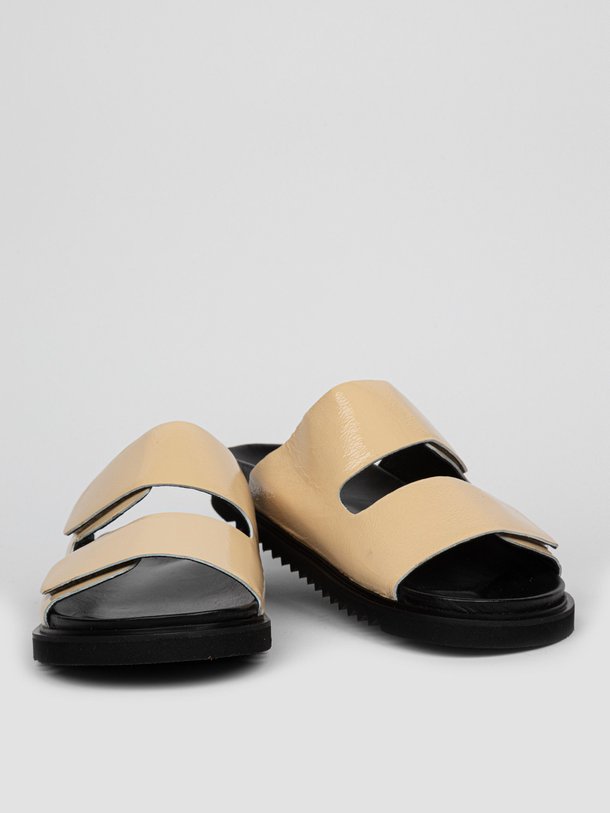 Ontdek de Dawn laklederen slippers van Ivylee Copenhagen in de kleur zand bij Orangebag. Op werkdagen voor 21:45 besteld, morgen in huis.
