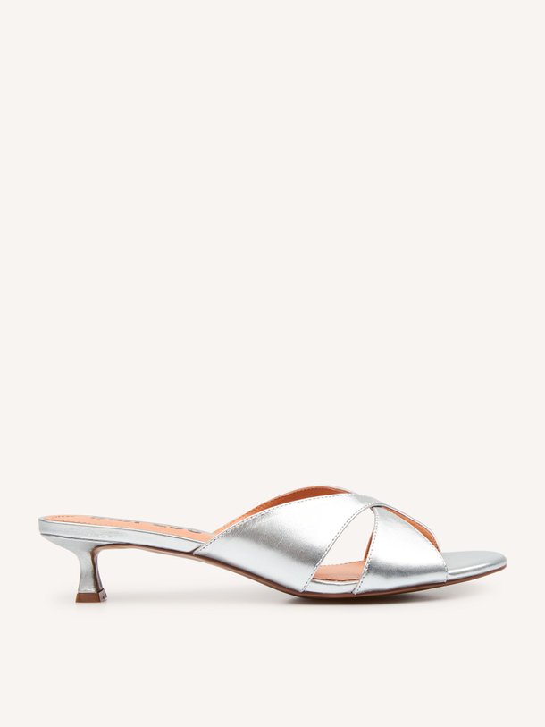 Ontdek de Lederen muiltjes van Bibi Lou in de kleur Zwart bij Orangebag. Op werkdagen voor 21:45 besteld, morgen in huis.