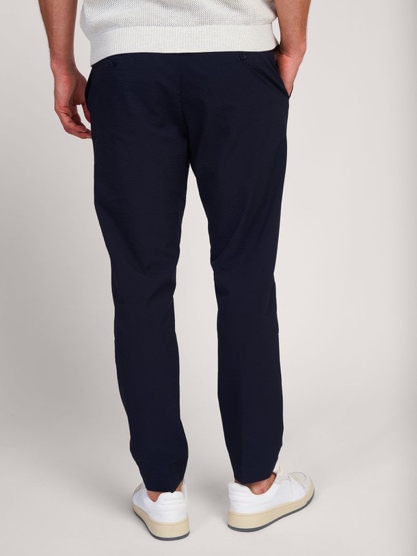 Ontdek de Billie geweven seersucker pantalon van NN.07 in de kleur donkerblauw bij Orangebag. Op werkdagen voor 21:45 besteld, morgen in huis.
