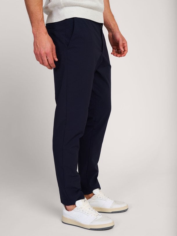 Ontdek de Billie geweven seersucker pantalon van NN.07 in de kleur donkerblauw bij Orangebag. Op werkdagen voor 21:45 besteld, morgen in huis.
