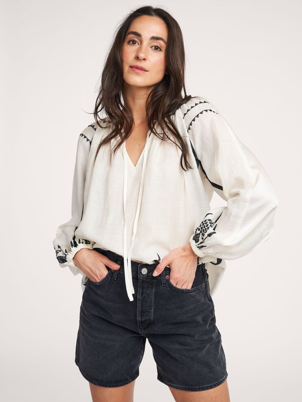 Ontdek de Geweven top met borduursel van Greek Archaic Kori in de kleur crème bij Orangebag. Op werkdagen voor 21:45 besteld, morgen in huis.