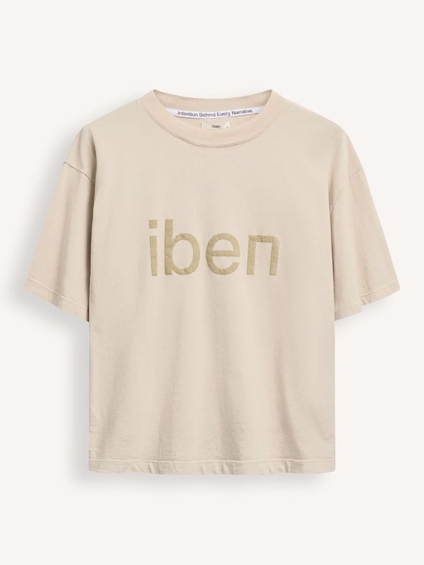 Ontdek de Rocky katoenen logo T-shirt van Iben in de kleur beige bij Orangebag. Op werkdagen voor 21:45 besteld, morgen in huis.
