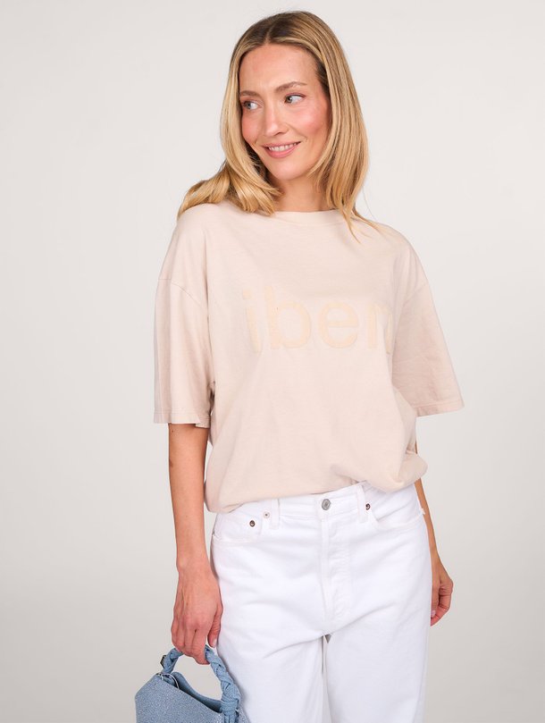 Ontdek de Rocky katoenen logo T-shirt van Iben in de kleur beige bij Orangebag. Op werkdagen voor 21:45 besteld, morgen in huis.