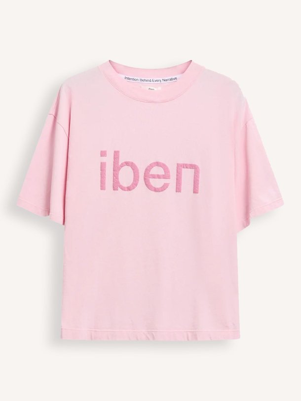 Ontdek de Rocky katoenen logo T-shirt van Iben in de kleur lichtroze bij Orangebag. Op werkdagen voor 21:45 besteld, morgen in huis.