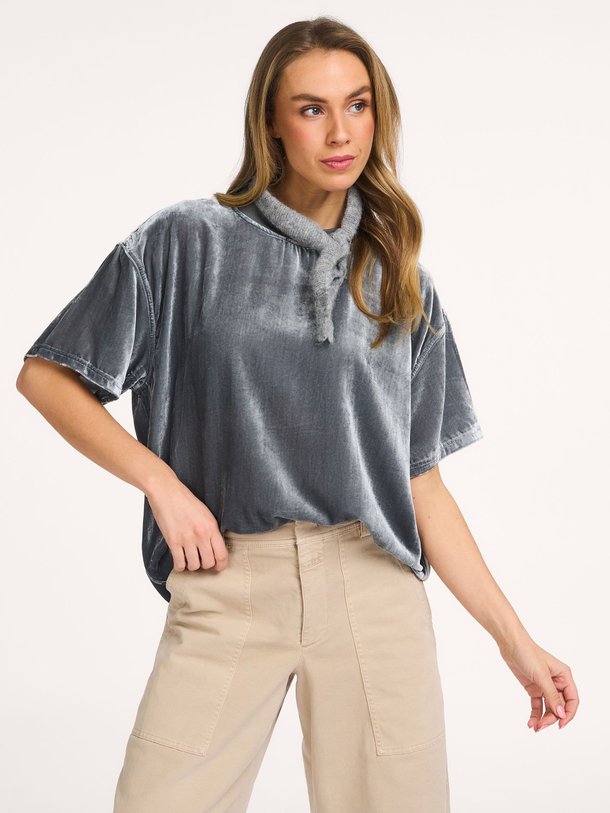 Ontdek de Ankaz viscosemix velours T-shirt van American Vintage in de kleur Grijs bij Orangebag. Op werkdagen voor 21:45 besteld, morgen in huis.