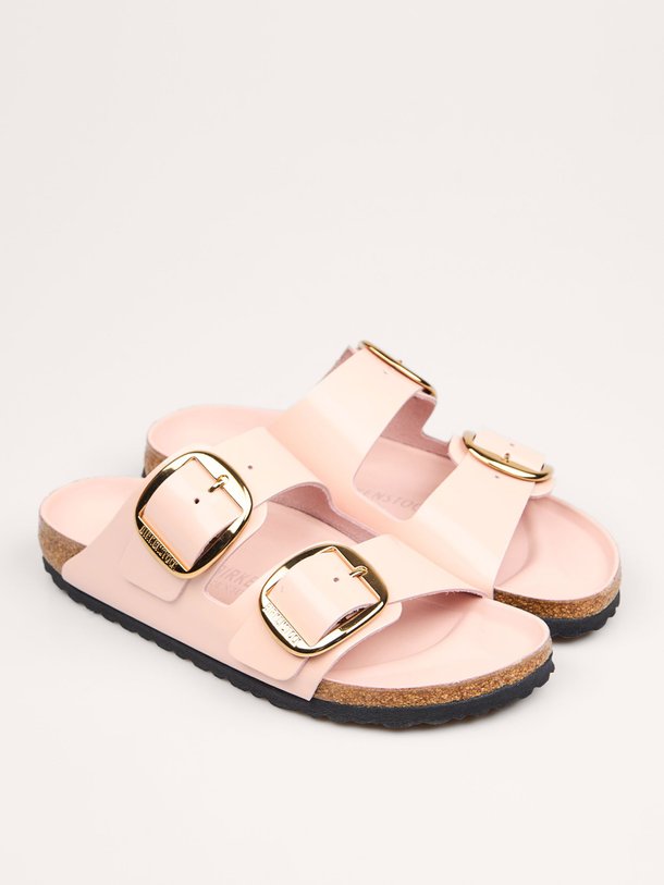 Ontdek de Arizona laklederen big buckle slippers van Birkenstock in de kleur lichtroze bij Orangebag. Op werkdagen voor 21:45 besteld, morgen in huis.