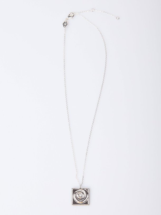 Ontdek de Swirl verzilverde halsketting met hanger van Anni Lu in de kleur zilverkleur bij Orangebag. Op werkdagen voor 21:45 besteld, morgen in huis.