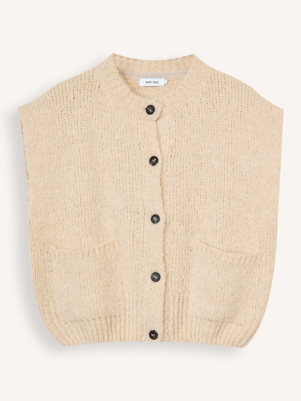 Ontdek de Bessy alpacamix vest van Knit-ted in de kleur Beige bij Orangebag. Op werkdagen voor 21:45 besteld, morgen in huis.