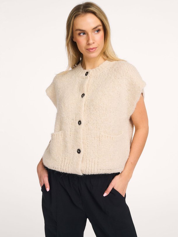 Ontdek de Bessy alpacamix vest van Knit-ted in de kleur Beige bij Orangebag. Op werkdagen voor 21:45 besteld, morgen in huis.