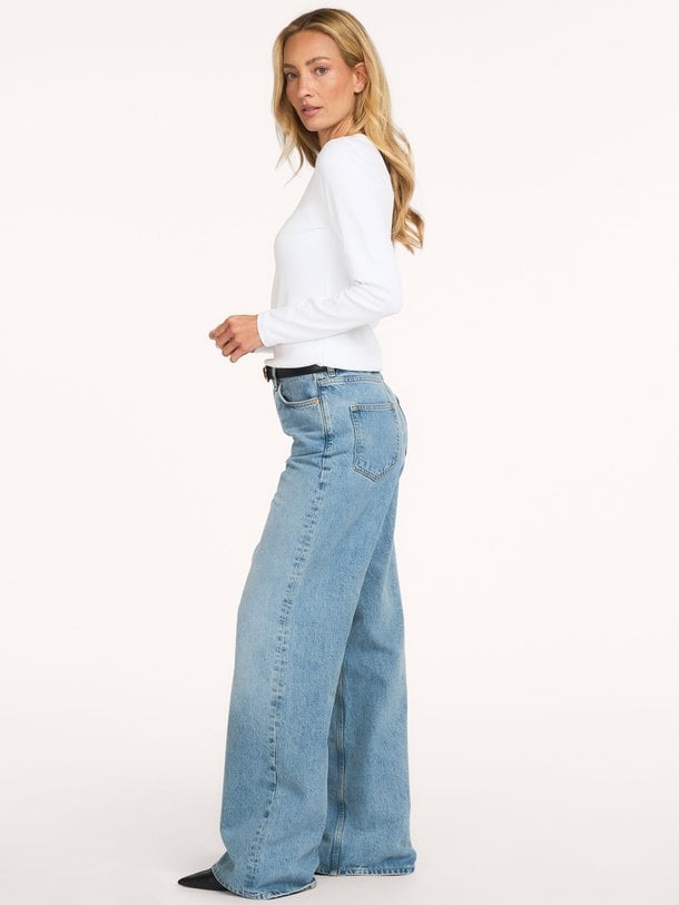 Ontdek de Rebecca high waist wide leg non-stretch jeans van Samsoe Samsoe in de kleur lichtblauw bij Orangebag. Op werkdagen voor 21:45 besteld, morgen in huis.