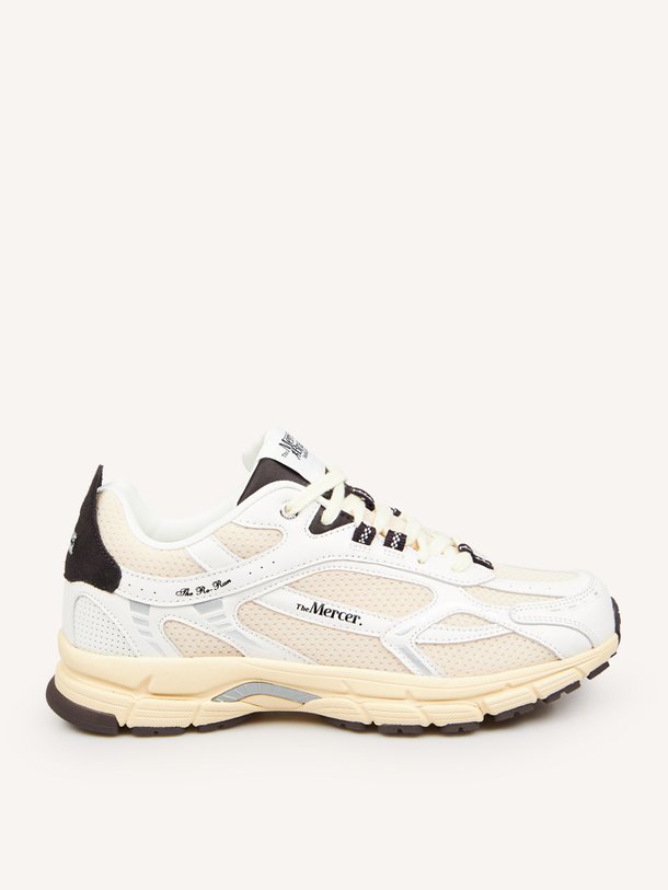 Ontdek de The Re-Run Vintage mesh sneakers van Mercer Amsterdam in de kleur Donkerbruin bij Orangebag. Op werkdagen voor 21:45 besteld, morgen in huis.