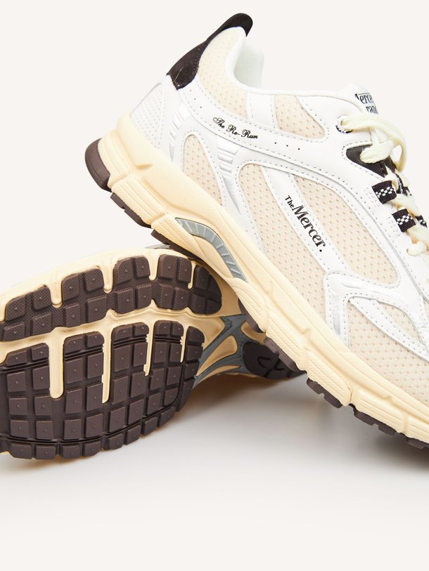 Ontdek de The Re-Run Vintage mesh sneakers van Mercer Amsterdam in de kleur Donkerbruin bij Orangebag. Op werkdagen voor 21:45 besteld, morgen in huis.