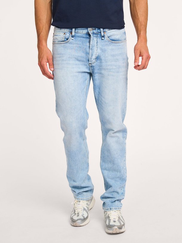 Ontdek de Ridge regular waist straight fit jeans van Denham in de kleur lichtblauw bij Orangebag. Op werkdagen voor 21:45 besteld, morgen in huis.
