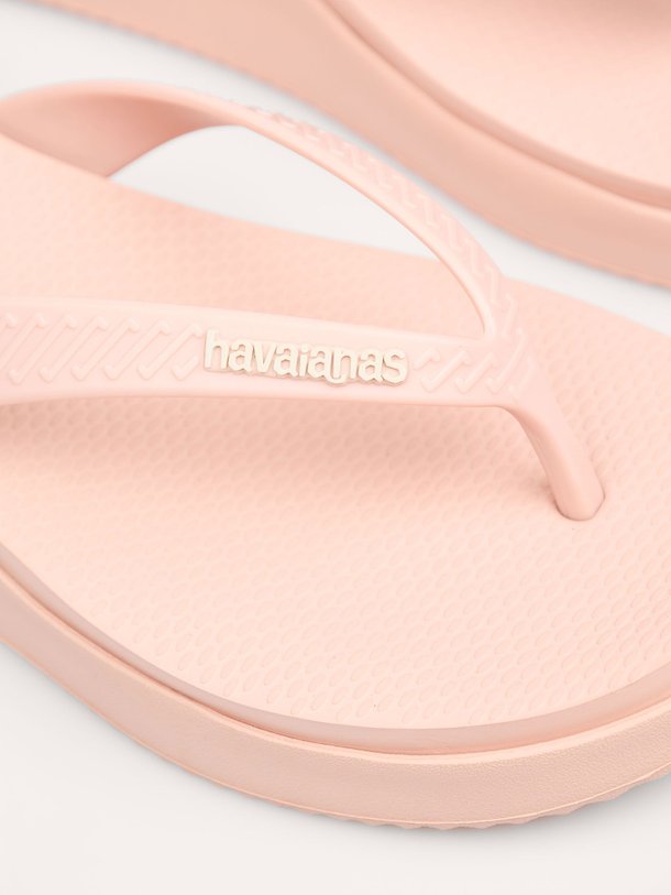 Ontdek de High platform teenslippers van Havaianas in de kleur lichtroze bij Orangebag. Op werkdagen voor 21:45 besteld, morgen in huis.