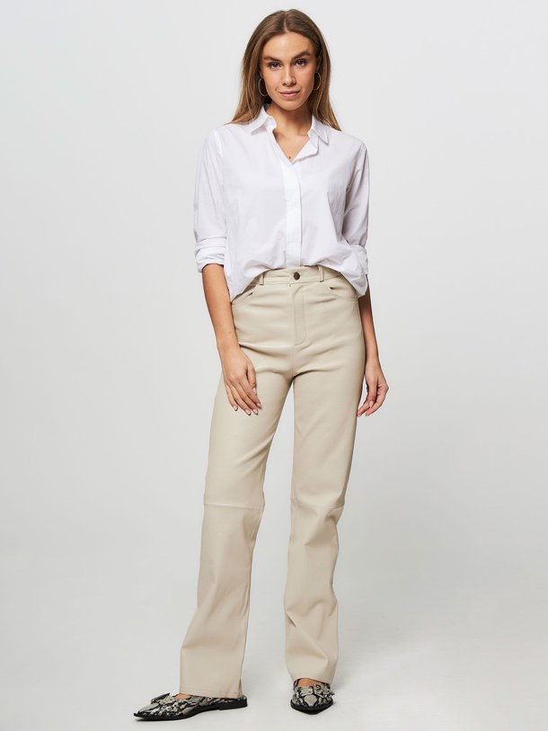 Ontdek de Lunya lederen broek van Studio AR in de kleur crème bij Orangebag. Op werkdagen voor 21:45 besteld, morgen in huis.