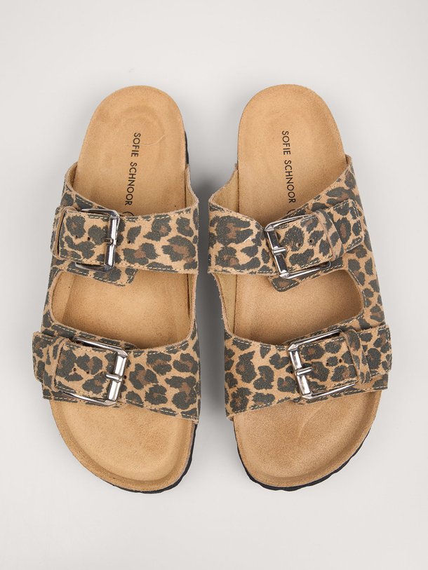 Ontdek de Novasw suède slippers met leopard dessin van Sofie Schnoor in de kleur bruin bij Orangebag. Op werkdagen voor 21:45 besteld, morgen in huis.