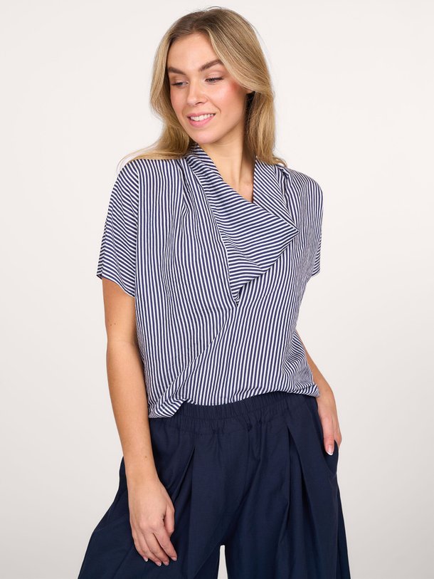 Ontdek de Filipa viscosemix top met gestreept dessin van Nathalie Vleeschouwer in de kleur donkerblauw bij Orangebag. Op werkdagen voor 21:45 besteld, morgen in huis.