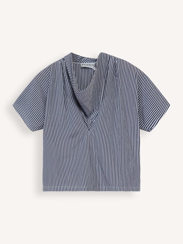 Ontdek de Filipa viscosemix top met gestreept dessin van Nathalie Vleeschouwer in de kleur donkerblauw bij Orangebag. Op werkdagen voor 21:45 besteld, morgen in huis.