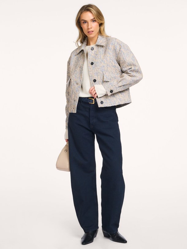 Ontdek de Elios katoenmix gemêleerd jasje van Iro in de kleur Beige bij Orangebag. Op werkdagen voor 21:45 besteld, morgen in huis.