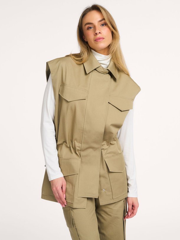 Ontdek de Iziel katoenen gilet van Iro in de kleur Army bij Orangebag. Op werkdagen voor 21:45 besteld, morgen in huis.