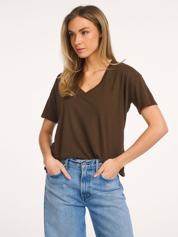 Ontdek de M974 katoen/linnenmix T-shirt van Majestic Filatures in de kleur Bruin bij Orangebag. Op werkdagen voor 21:45 besteld, morgen in huis.