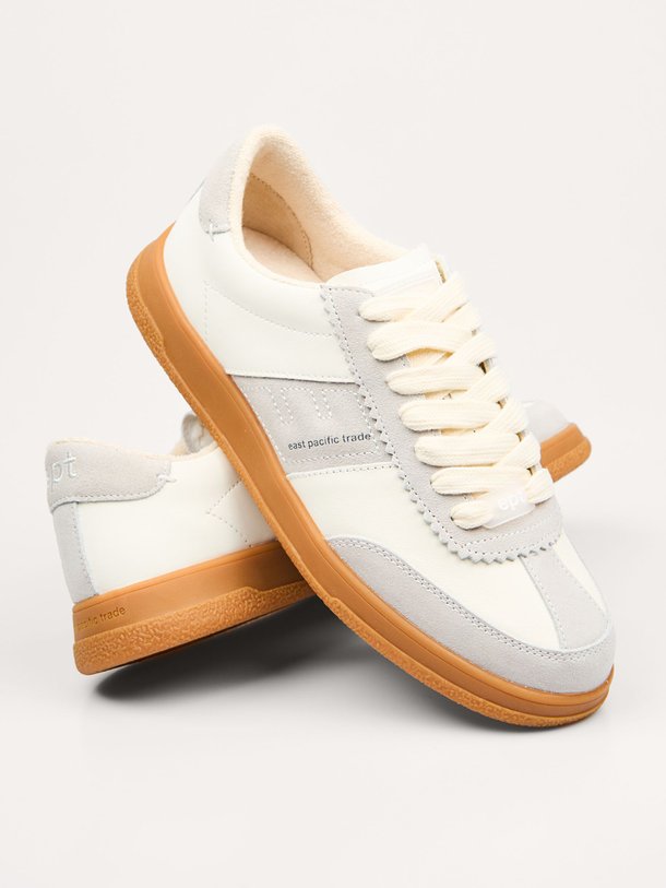 Ontdek de Santos lederen sneakers van East Pacific Trade in de kleur Lichtgrijs bij Orangebag. Op werkdagen voor 21:45 besteld, morgen in huis.