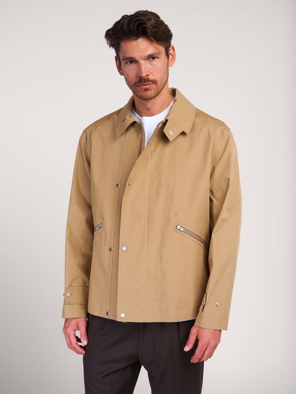 Ontdek de Katoenmix military jack van Closed in de kleur taupe bij Orangebag. Op werkdagen voor 21:45 besteld, morgen in huis.