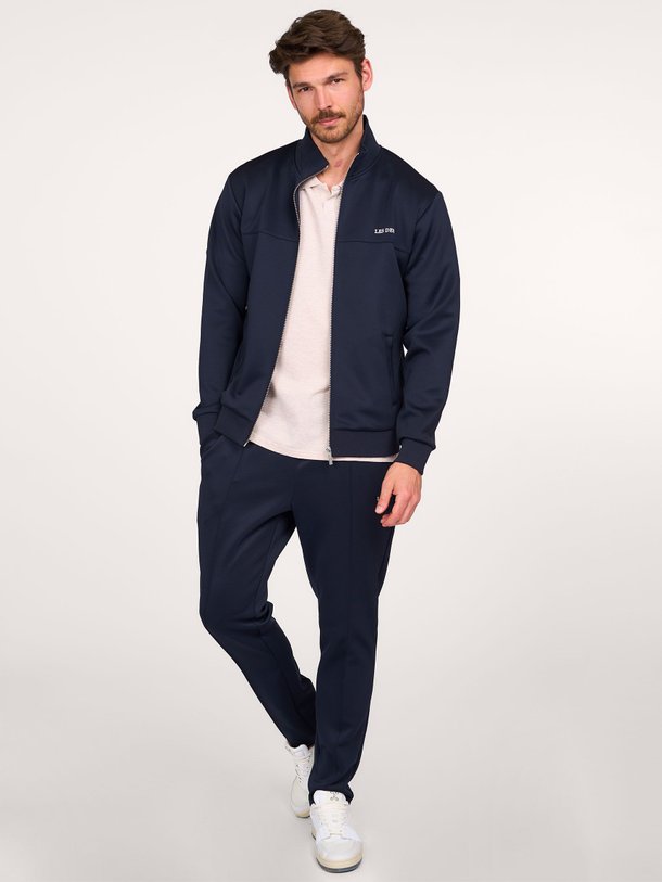 Ontdek de Ballier jersey logo vest van Les Deux in de kleur donkerblauw bij Orangebag. Op werkdagen voor 21:45 besteld, morgen in huis.