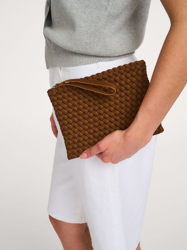 Ontdek de Gevlochten clutch van Marrea in de kleur Bruin bij Orangebag. Op werkdagen voor 21:45 besteld, morgen in huis.