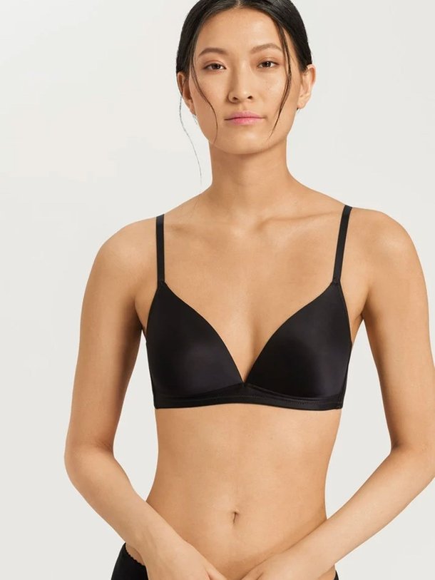 Ontdek de Satin Deluxe Light Padded Soft Cup Beha van Hanro in de kleur zwart bij Orangebag. Op werkdagen voor 21:45 besteld, morgen in huis.