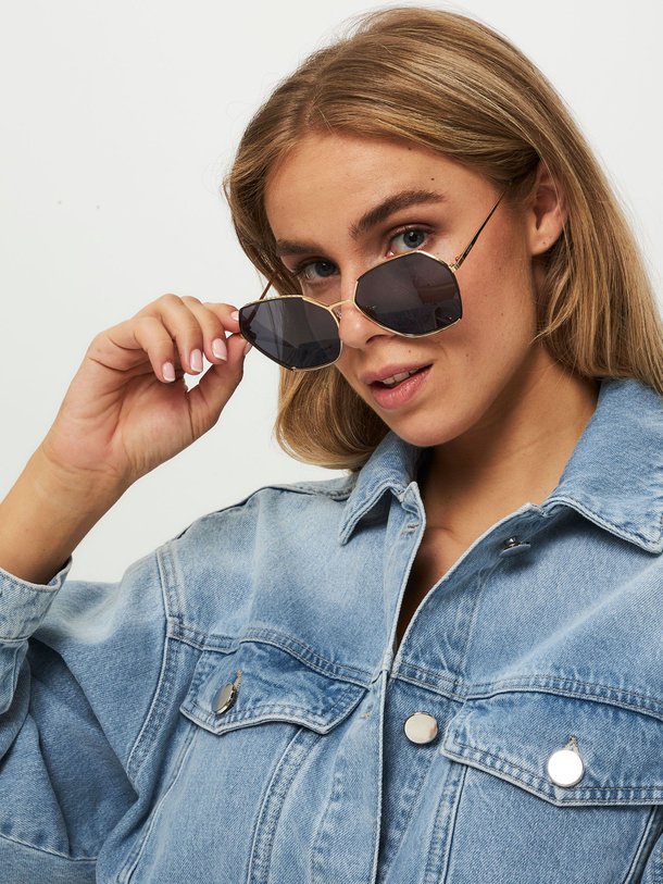 Ontdek de Belle zonnebril van Komono in de kleur zwart bij Orangebag. Op werkdagen voor 21:45 besteld, morgen in huis.