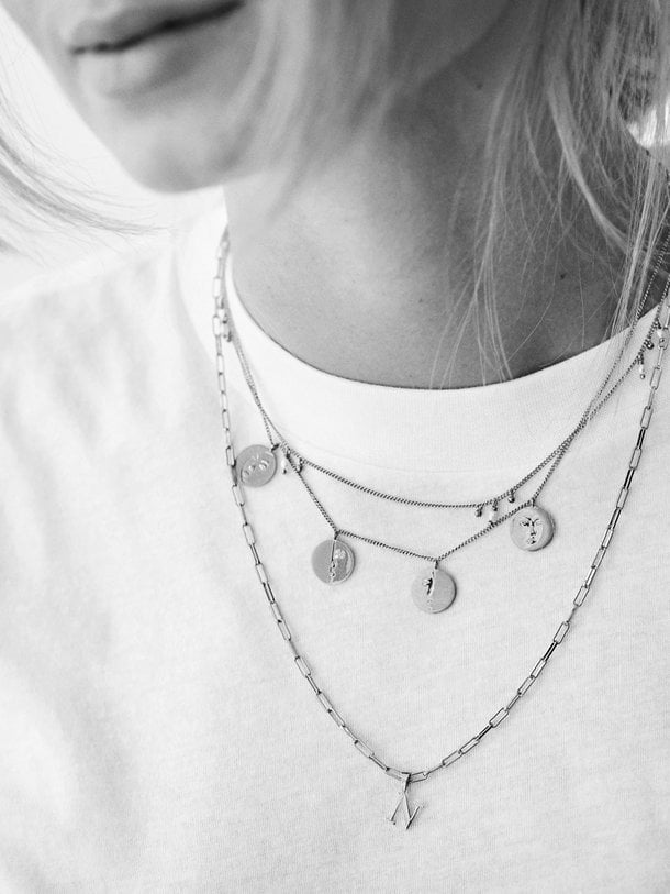 Anna + Nina Initial Necklace Zilveren Hanger - Zilverkleur Ontdek de Initial Necklace zilveren hanger van Anna + Nina in de kleur zilverkleur bij Orangebag. Op werkdagen voor 21:45 besteld, morgen in huis.
