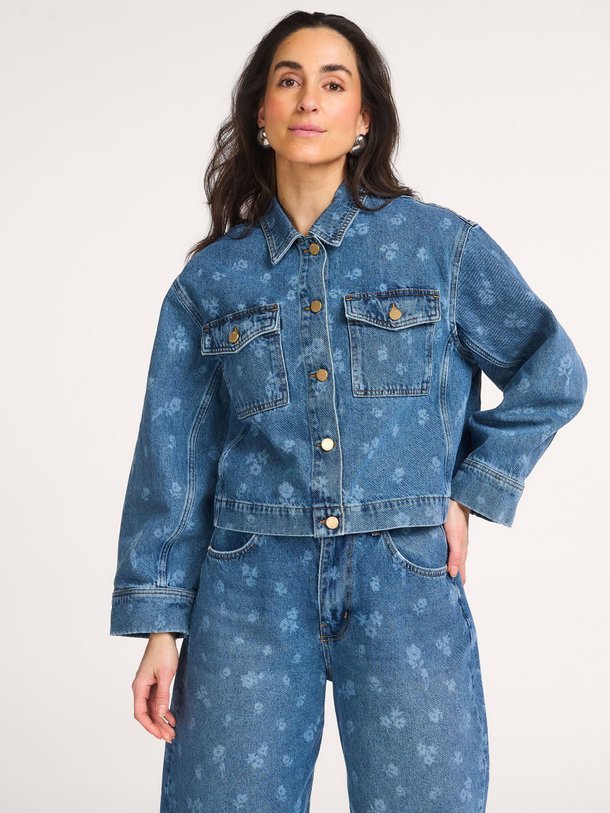 Ontdek de Jass denim jack van Essentiel Antwerp in de kleur Blauw bij Orangebag. Op werkdagen voor 21:45 besteld, morgen in huis.