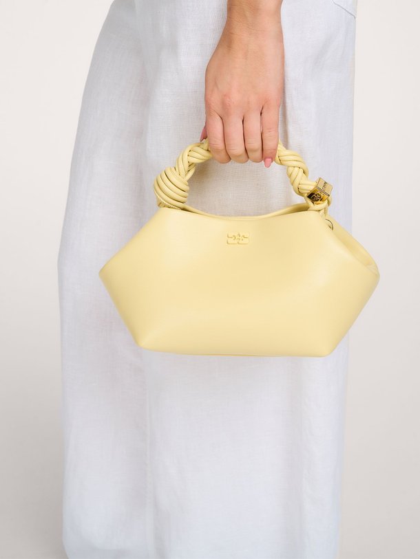 Ontdek de Bou small crossbody bag van Ganni in de kleur Geel bij Orangebag. Op werkdagen voor 21:45 besteld, morgen in huis.