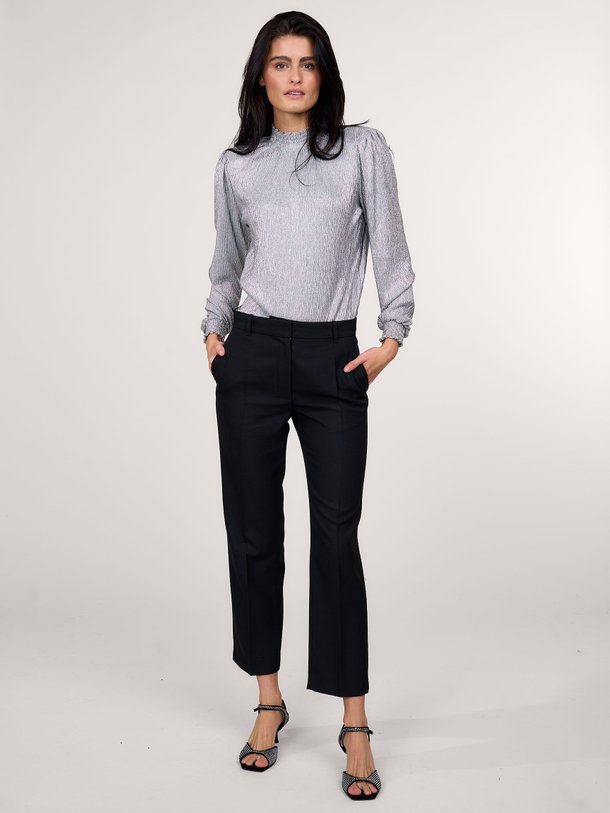 Ontdek de Dandy viscose cropped pantalon van Vanessa Bruno in de kleur zwart bij Orangebag. Op werkdagen voor 21:45 besteld, morgen in huis.