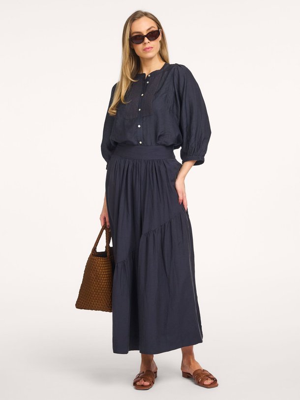 Ontdek de Ilusie linnenmix maxi rok van Ruby Tuesday in de kleur Donkerblauw bij Orangebag. Op werkdagen voor 21:45 besteld, morgen in huis.